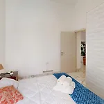 Cosy Seaside Apartment Steps Away From The Sea