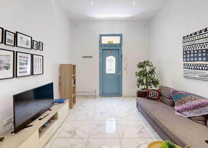 Cosy Seaside Apartment Steps Away From The Sea